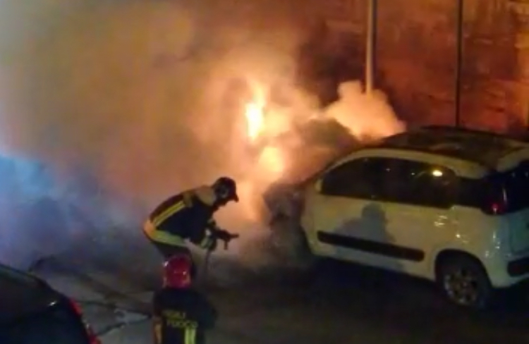 Notte di fuoco in via Longo: due automobili distrutte