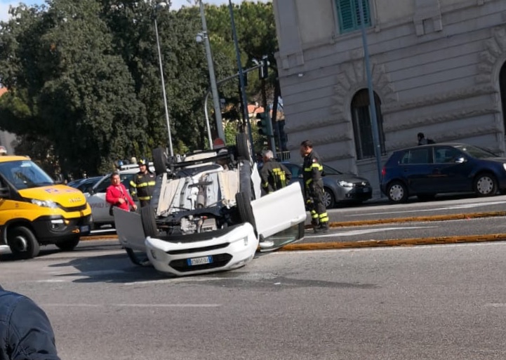 Auto si capovolge sul viale Boccetta: feriti lievi