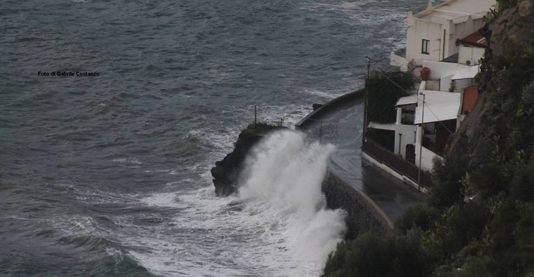 Eolie isolate, fiume di pomice invade Lipari - Messina Oggi