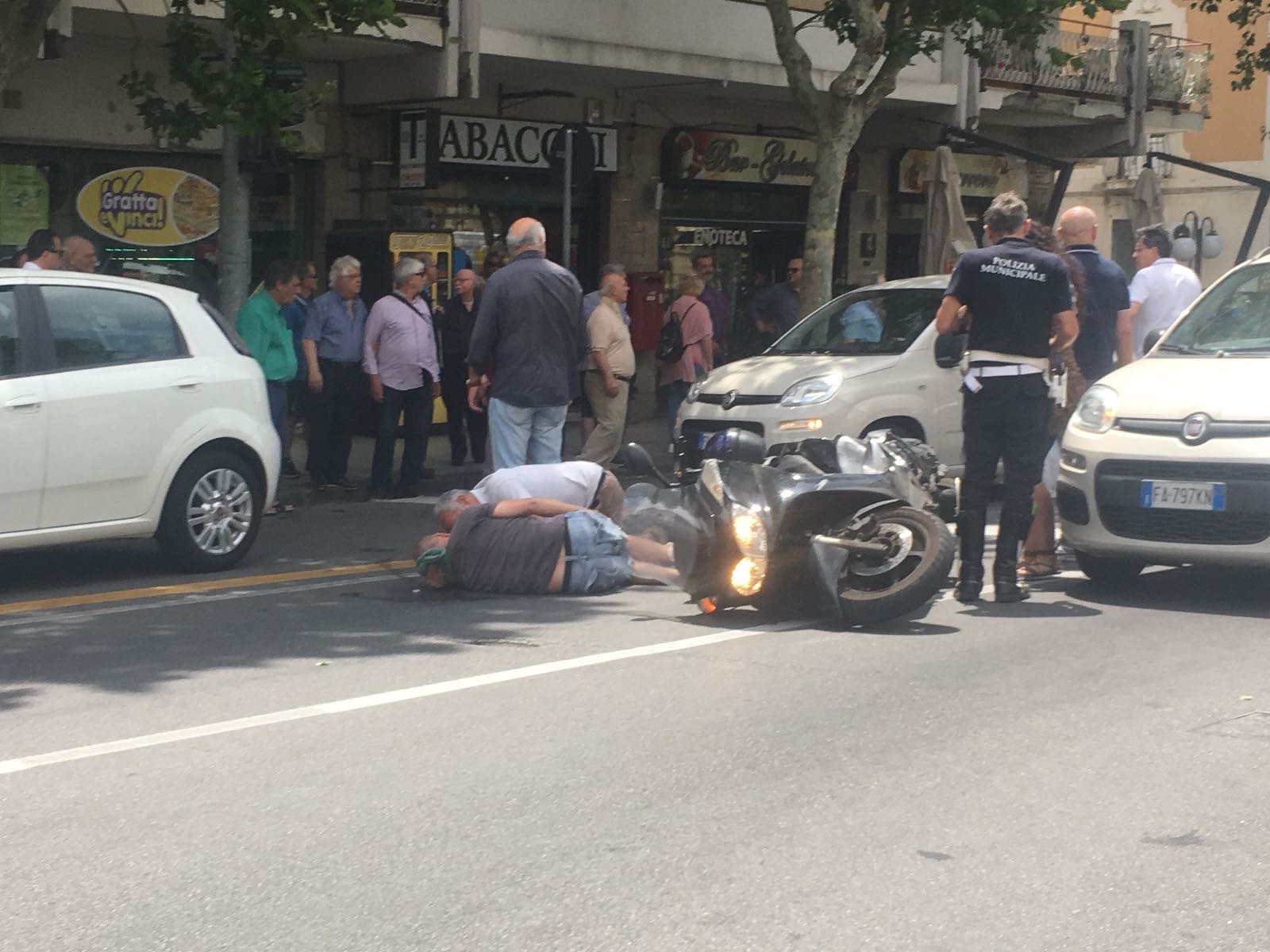 Scontro auto-scooter, centauro ferito in via Garibaldi