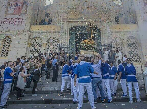 Maria Ausiliatrice tra la sua gente, Varetta restaurata grazie al sacrificio dei devoti