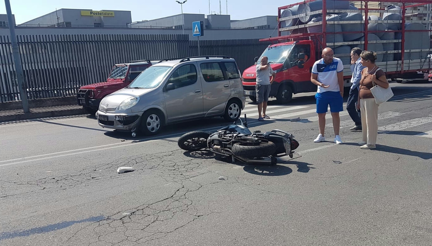 Pistunina: scontro auto-moto, un ferito grave