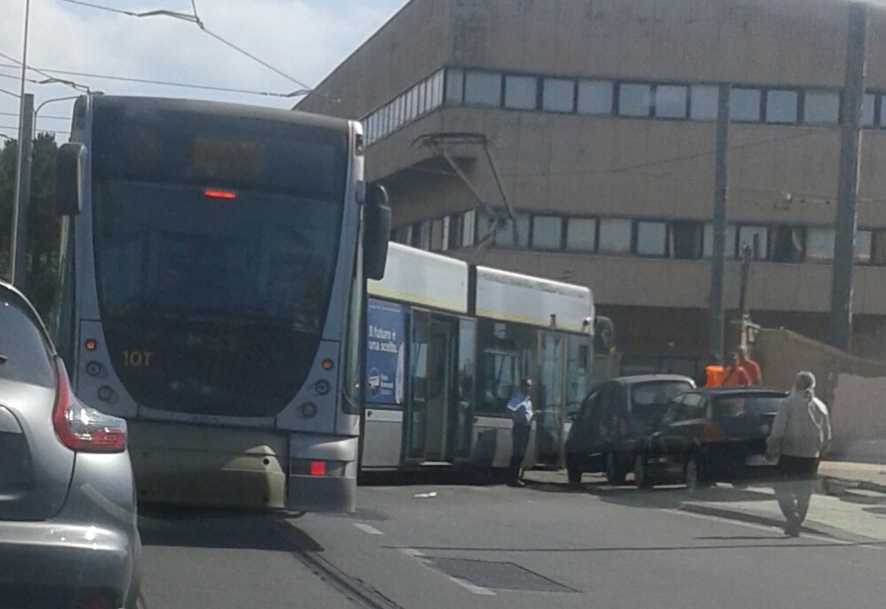 Tram bloccato da automobilista indisciplinato, l'inferno è servito…