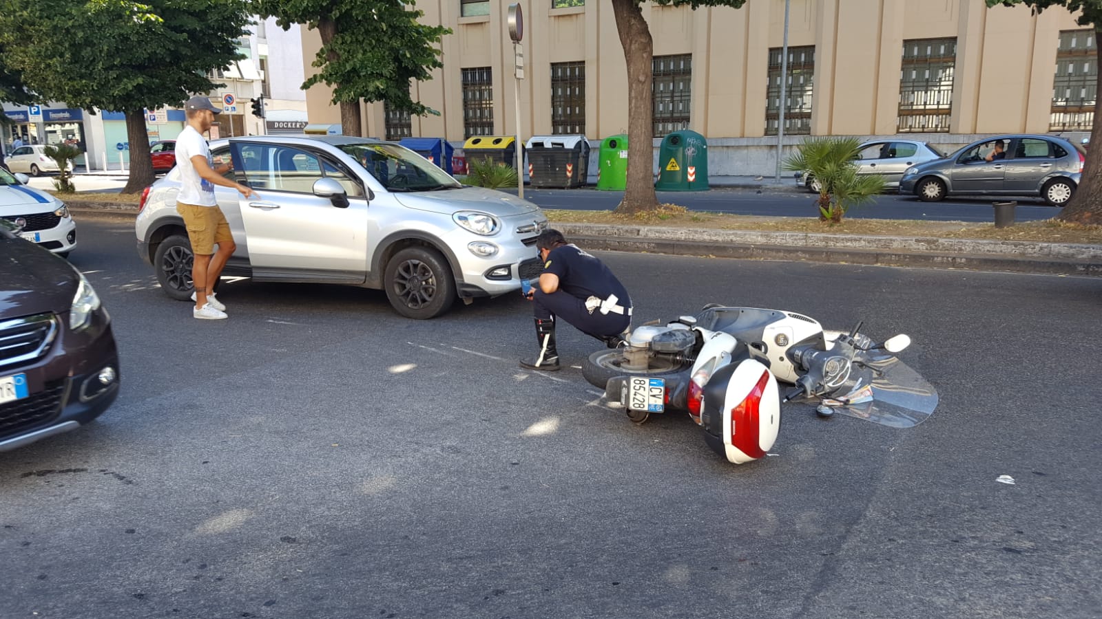 Auto tampona scooter, un ferito