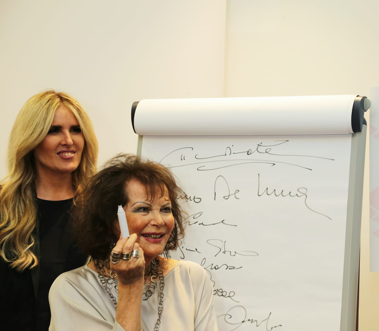 Claudia Cardinale firma la "Carta di Taormina" contro la violenza sulle donne