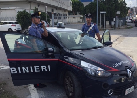 Rapinarono passante in via Liguria: un arresto e due denunce