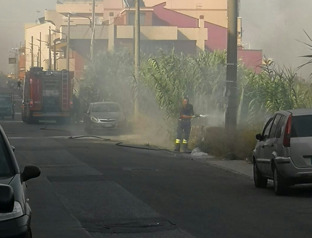 Santa Margherita: piromane appicca il fuoco, incendio minaccia auto e abitazioni