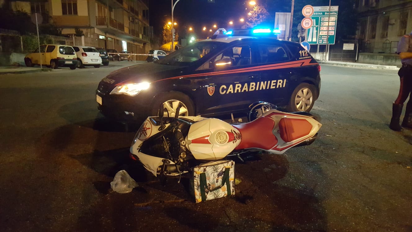 Scontro tra moto e scooter, giovane perde un dito