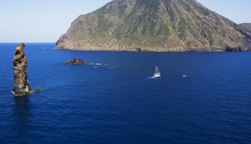 Filicudi: turisti in escursione avvistano capodoglio di 15 metri