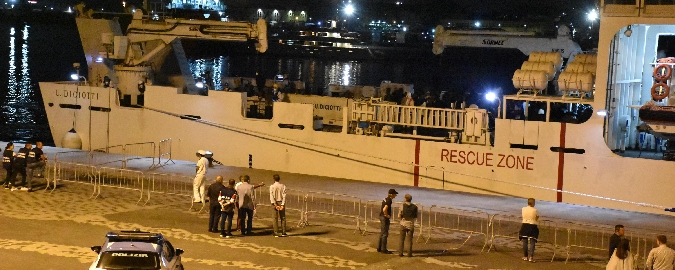 Nave "Diciotti" a Catania, ma per lo sbarco dei migranti bisogna attendere