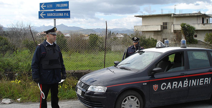 Minaccia i genitori con un coltello e chiede soldi: 36enne arrestato ad Ucria