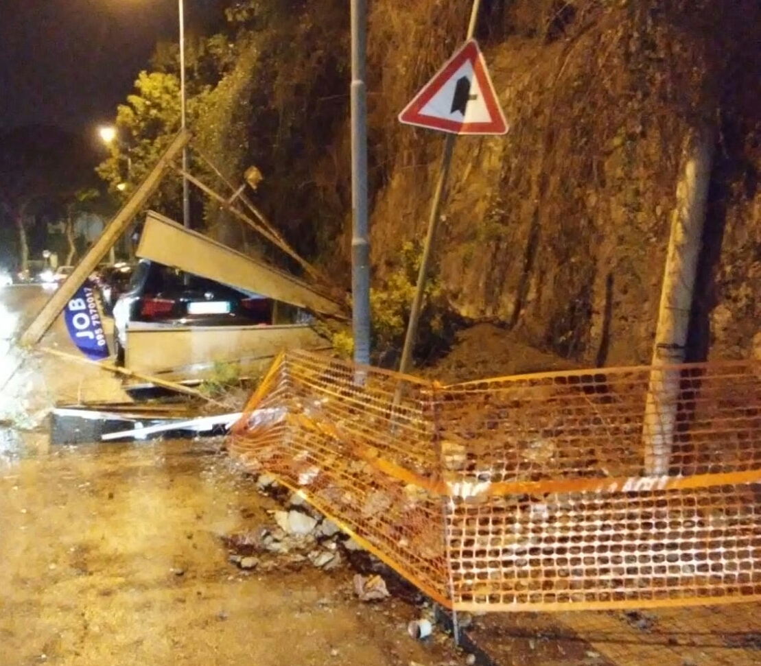 Viale Italia, muraglione e cartellone "sventrano" un'auto in sosta