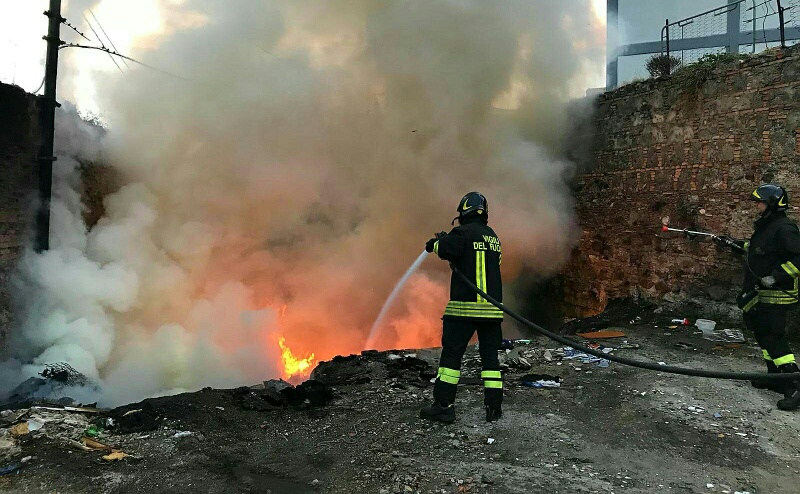 Bordonaro: discarica abusiva si trasforma in ammasso di fuoco