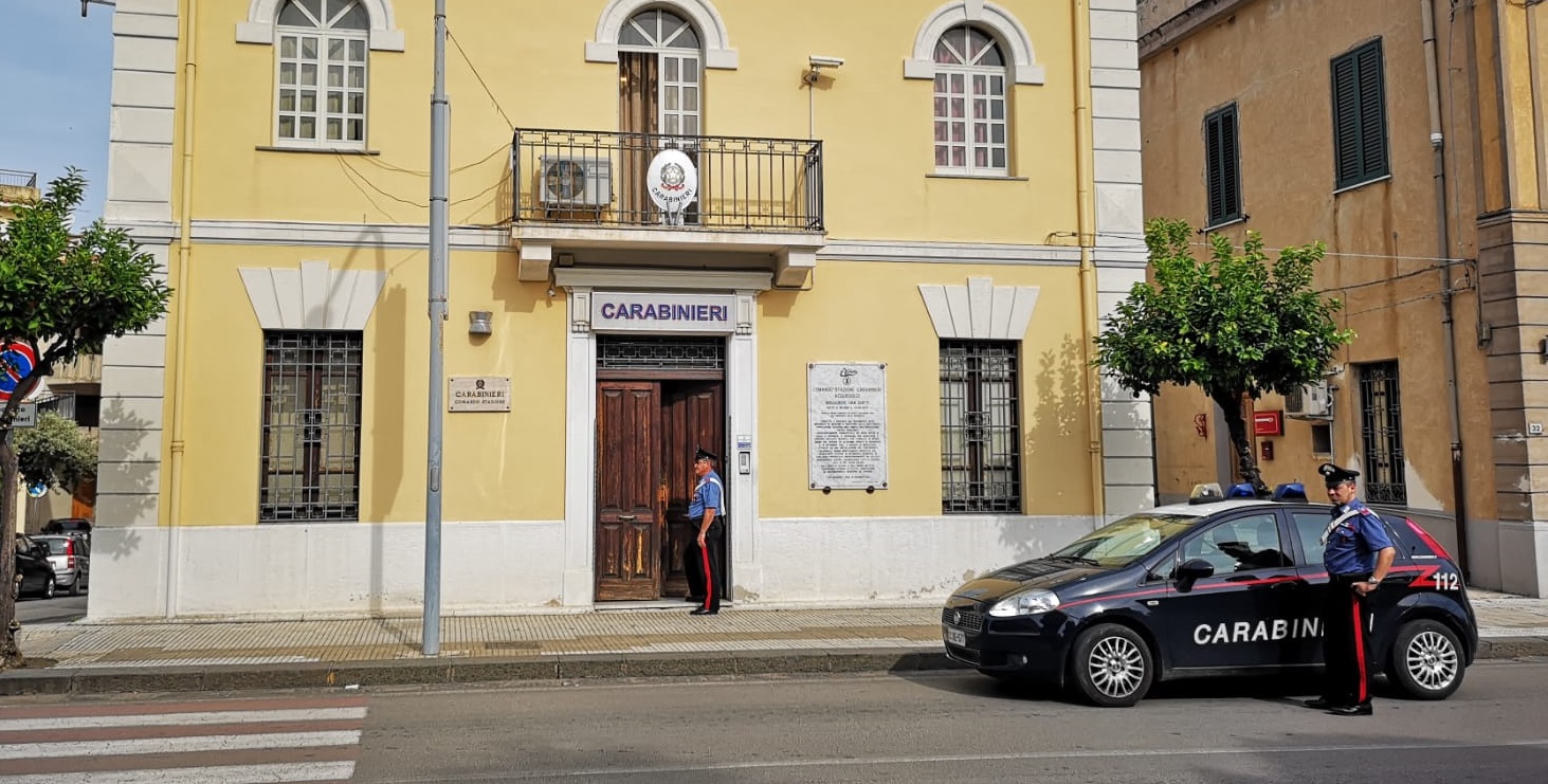 Discarica abusiva dentro una carrozzeria, proprietario arrestato anche per detenzione di munizioni da guerra