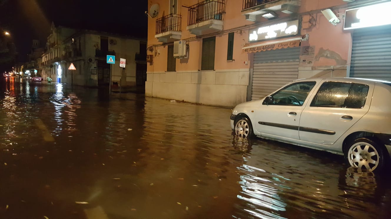 Maltempo: "acqua alta" in via La Farina, VdF tempestati di chiamate