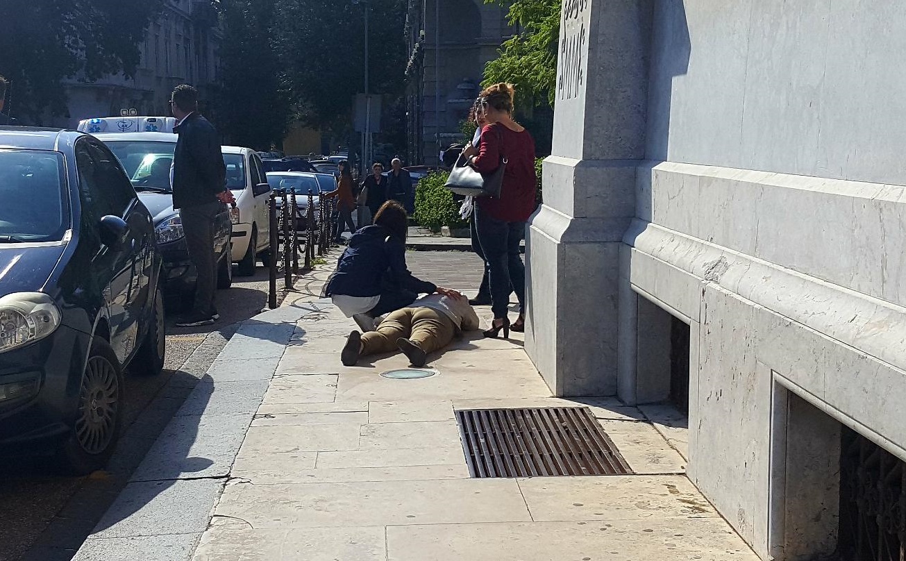 Inciampa su un faretto, donna si ferisce davanti a Palazzo Zanca