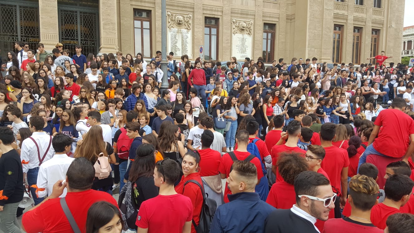 Tagli all'istruzione, gli studenti invadono piazza Unione europea. Slogan contro Conte e Salvini