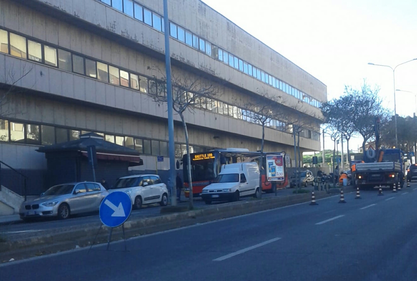 Rimosso dopo 22 giorni il palo della luce "collassato" in via La Farina