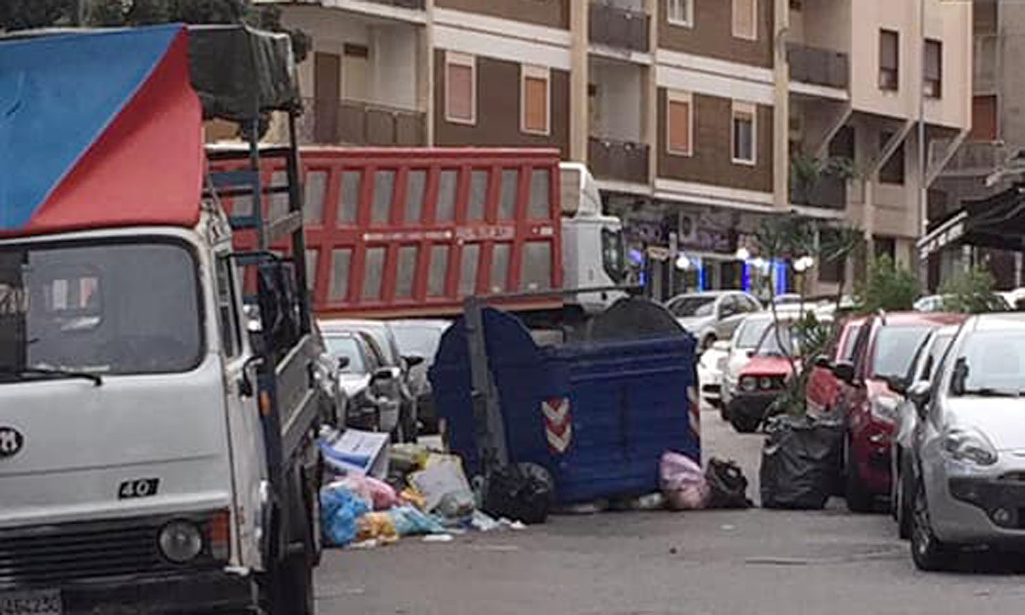 Interi quartieri sommersi di rifiuti, inascoltato l'appello di Messina Servizi. Bloccato il viale Boccetta