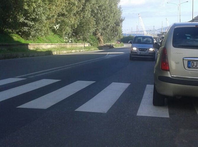 Ss 114, il parcheggio sui generis di una donna al volante…