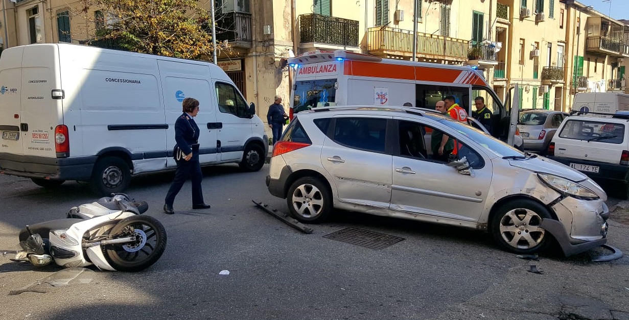 Scontro in via Salandra, scooterista finisce in ospedale