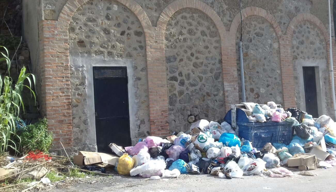 Bordonaro: discarica abusiva davanti ai serbatoi Amam