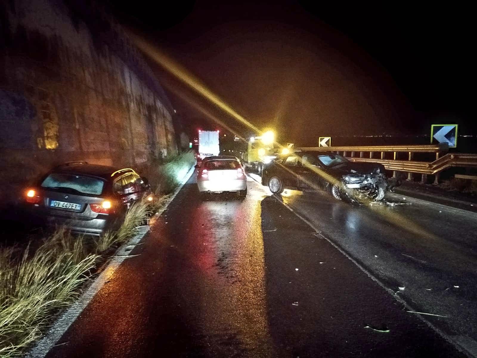 Carambola di mezzi sull'A18, quattro feriti