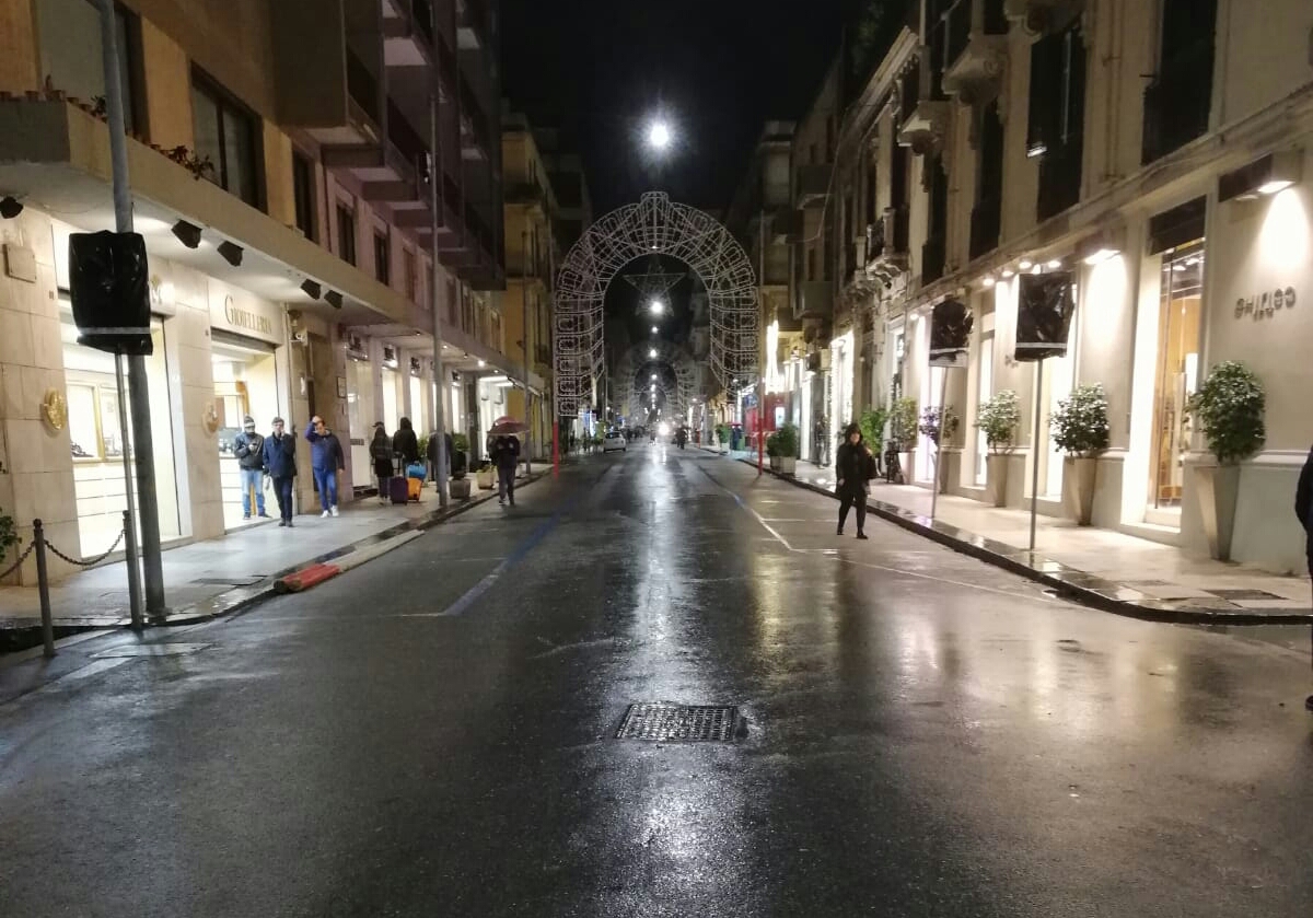 Via dei Mille, l'isola pedonale è già un flop