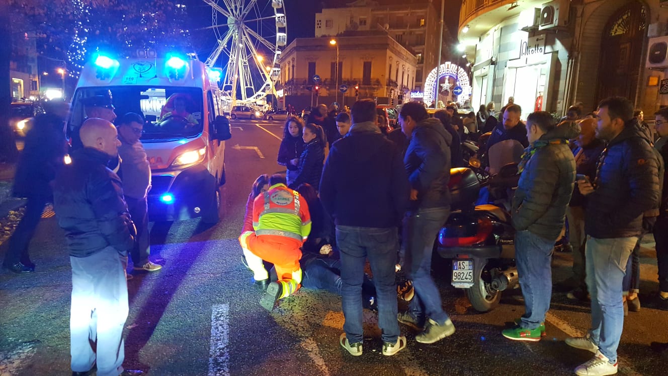 Suv taglia la strada ad uno scooter, due feriti in via Garibaldi