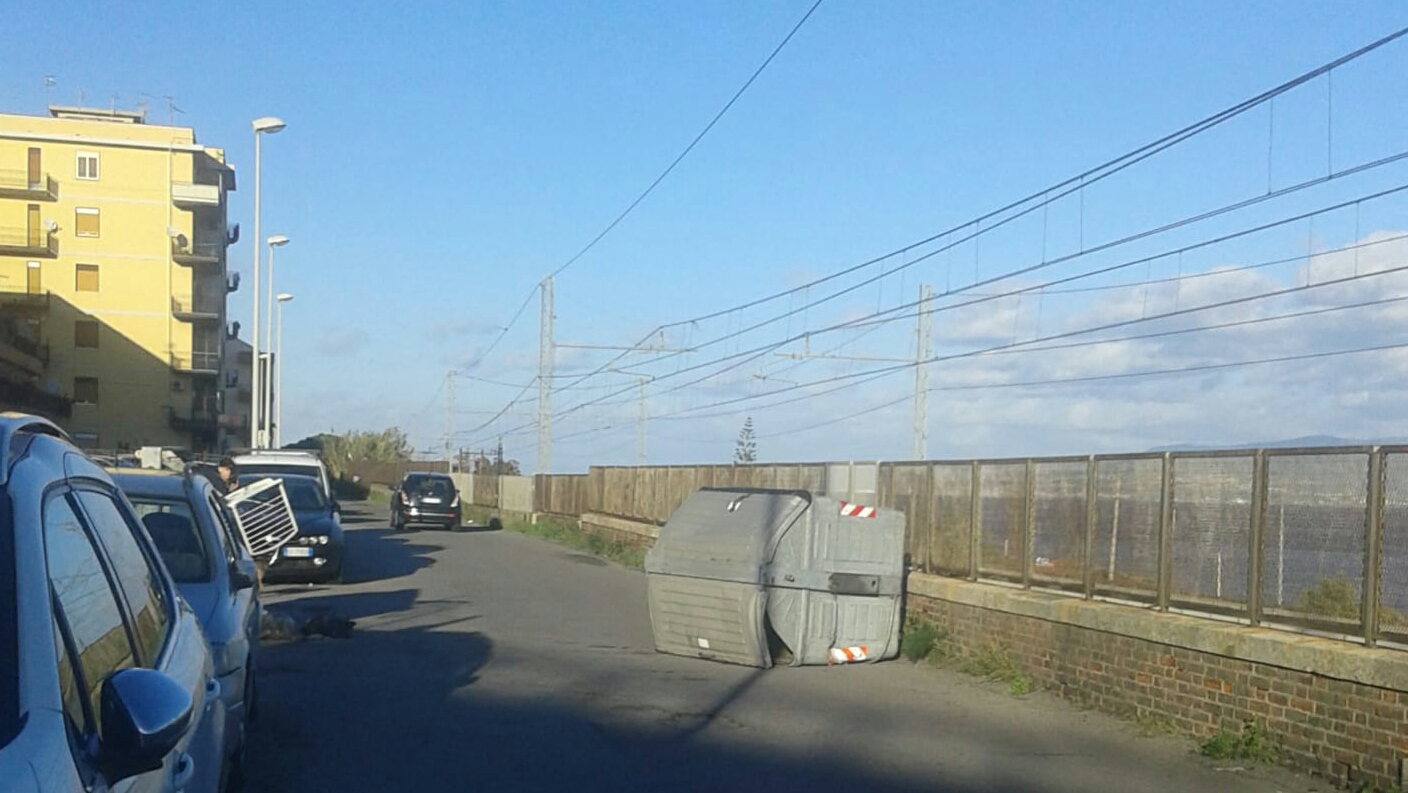 Tremestieri: raffica di vento fa "volare" un cassonetto