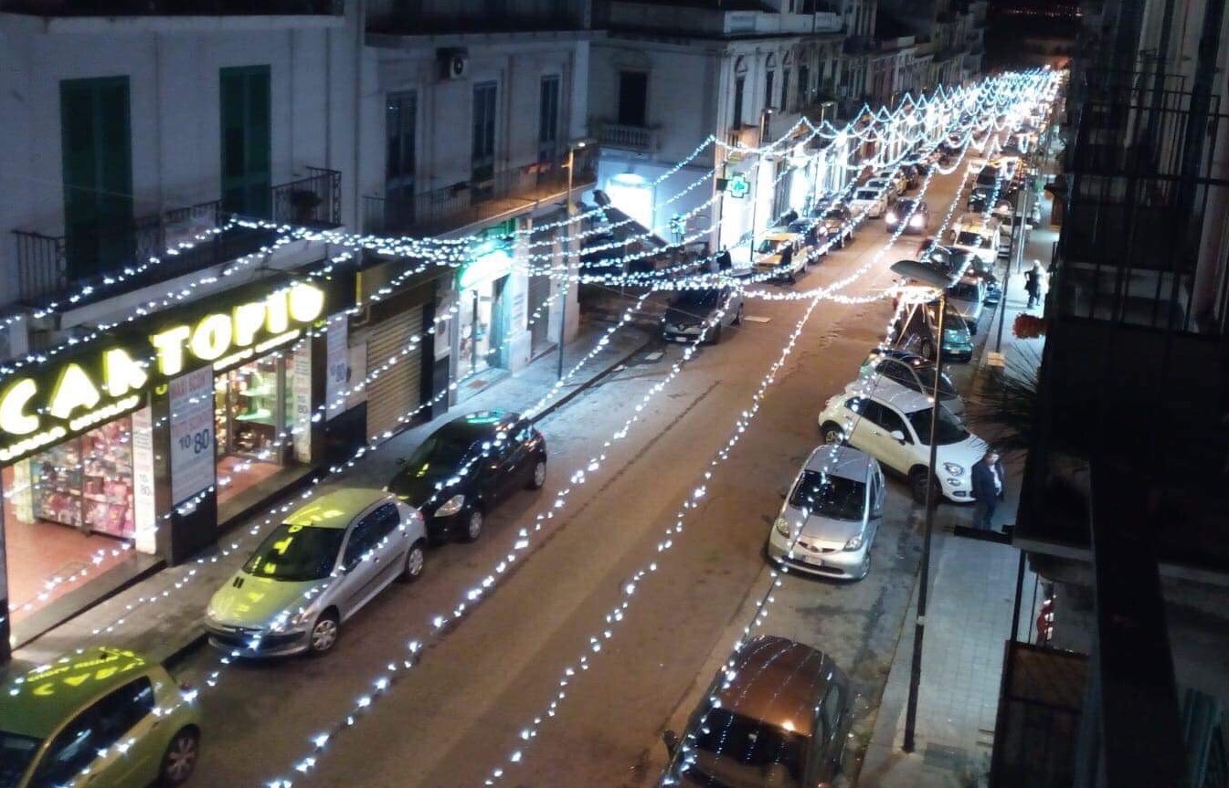 Trionfo di luminarie, la favola del Natale in via Palermo