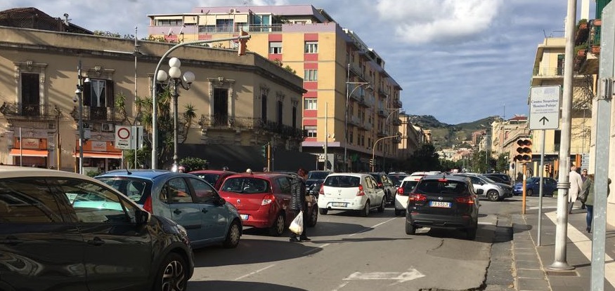 Caos semafori, la città si "spegne" sopraffatta dall'apatia