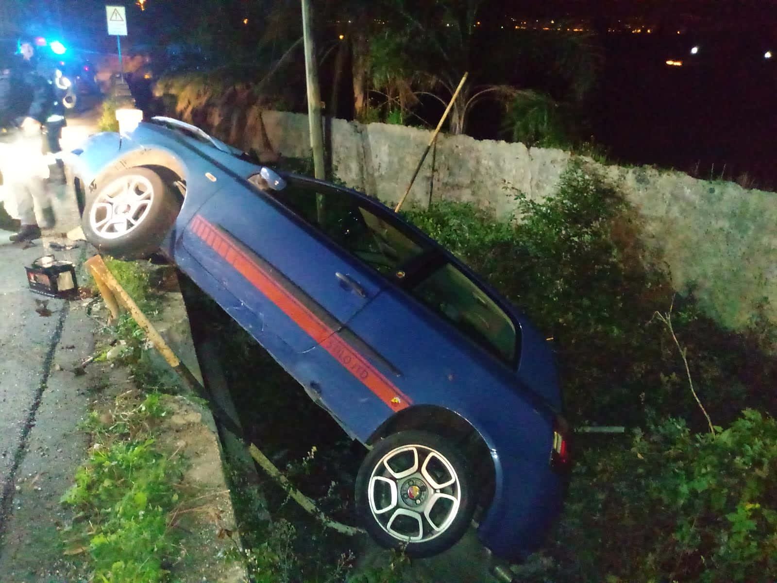 Auto finisce in un canalone, padre e figlio in ospedale