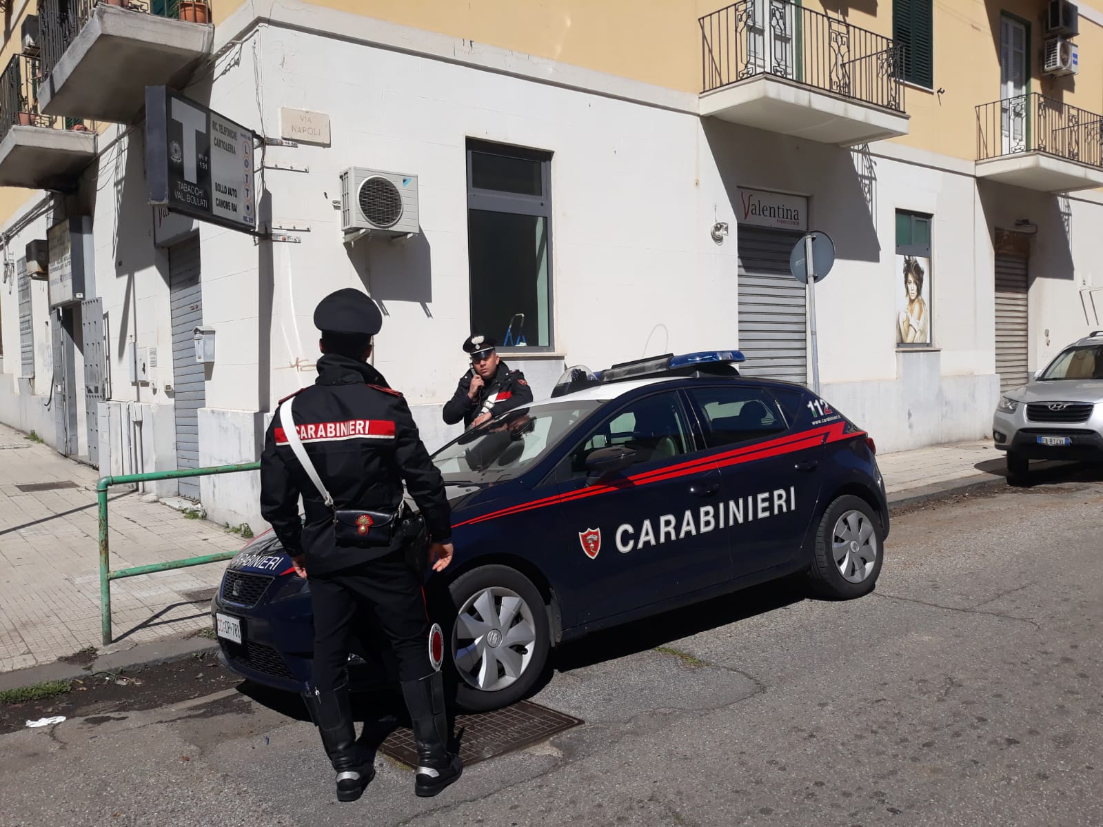 Ladro di pneumatici arrestato dai carabinieri in via Napoli