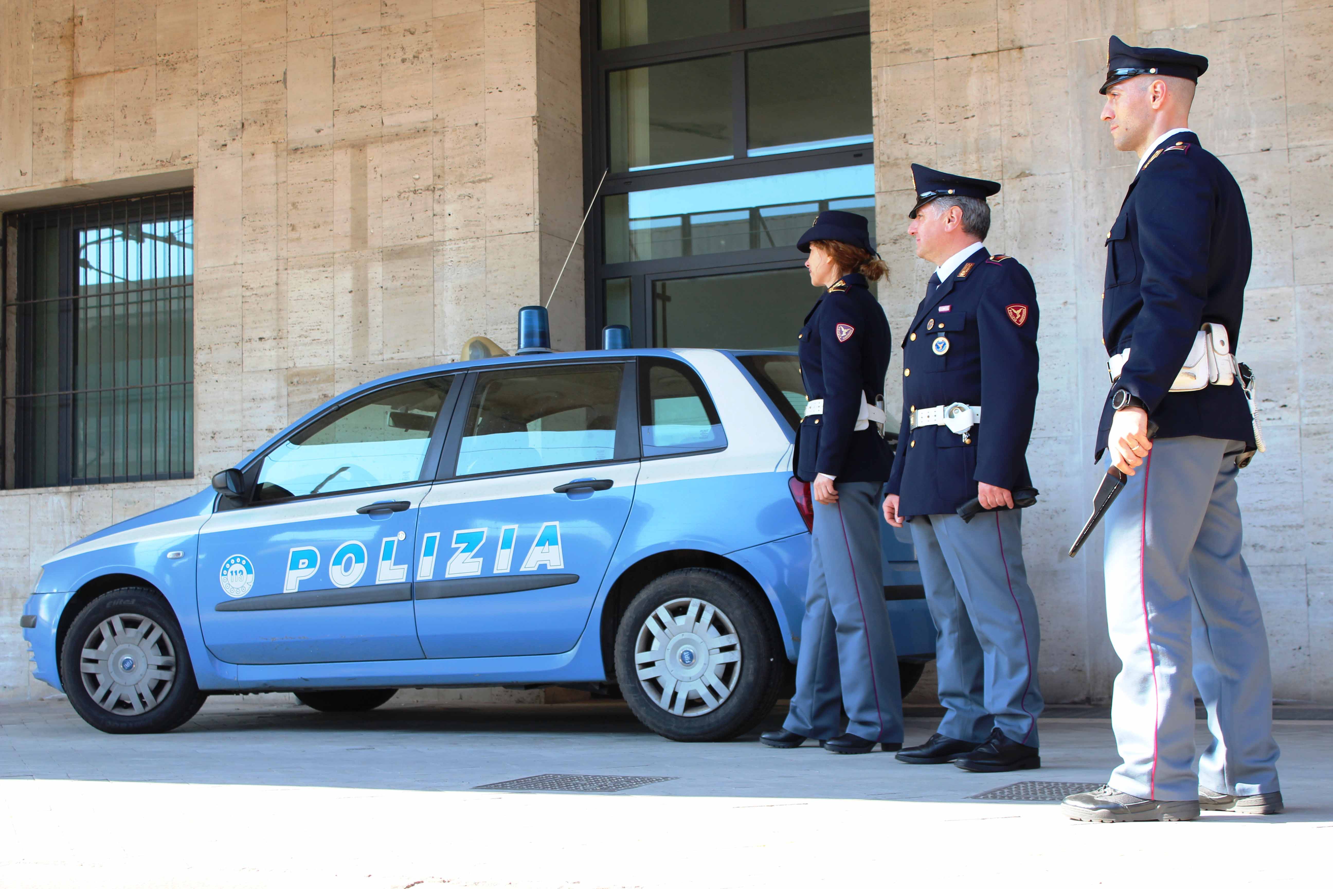 Danneggia auto nella stazione: arrestato giovane