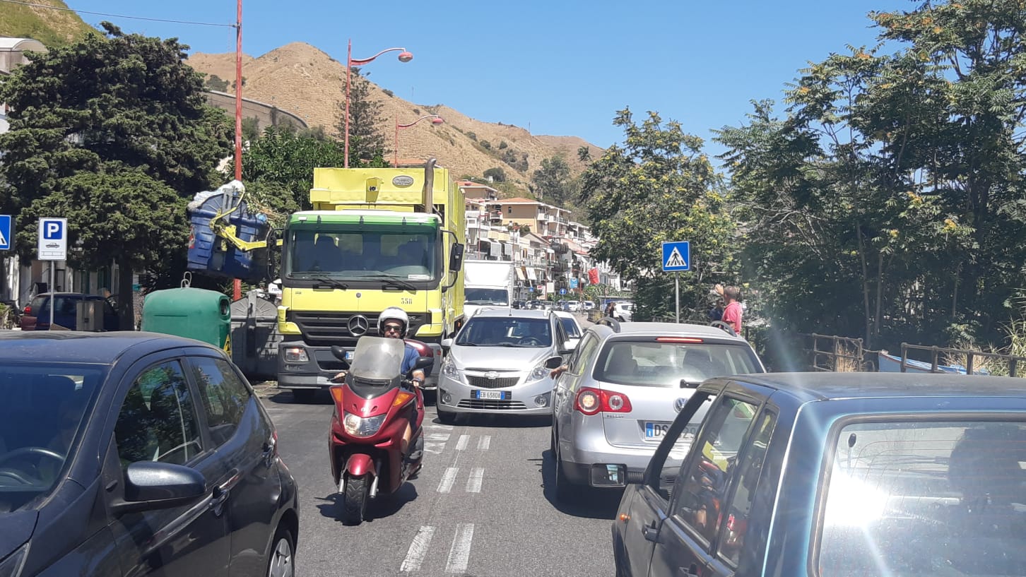 Autocompattatore in servizio in pieno giorno: l'inusuale scena lungo la riviera nord