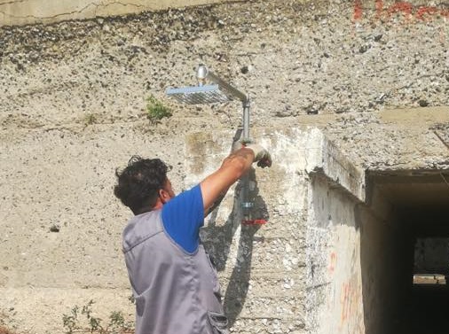 Amam, avviata l'installazione delle docce sulle spiagge