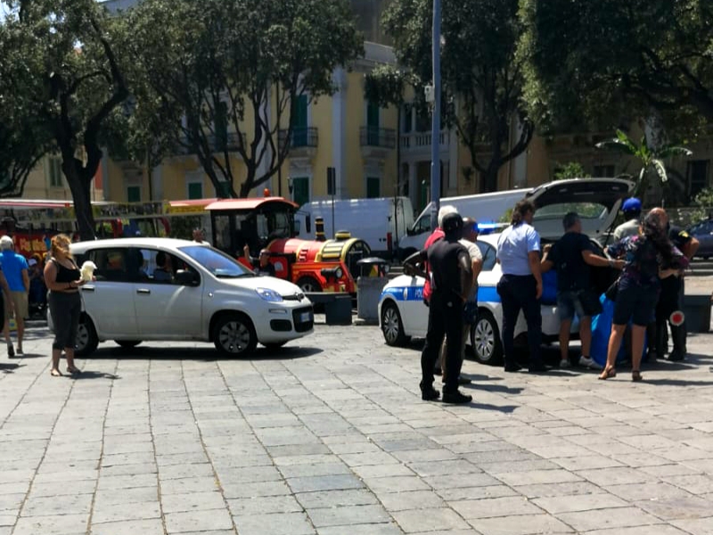 Ambulantato, gli abusivi aggrediscono la polizia municipale