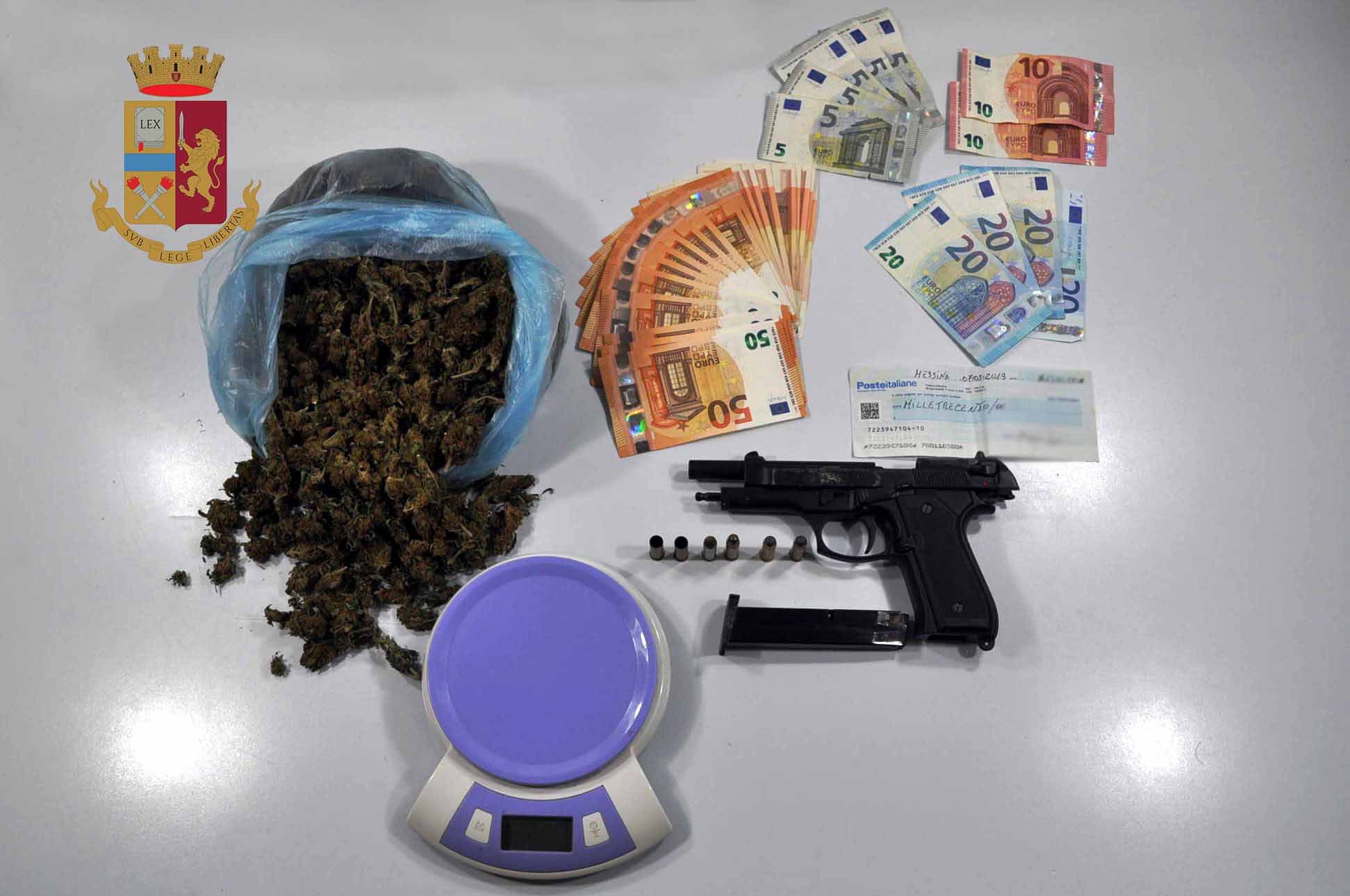 Sequestrati 300 grammi di marijuana e una pistola a salve: scatta un arresto