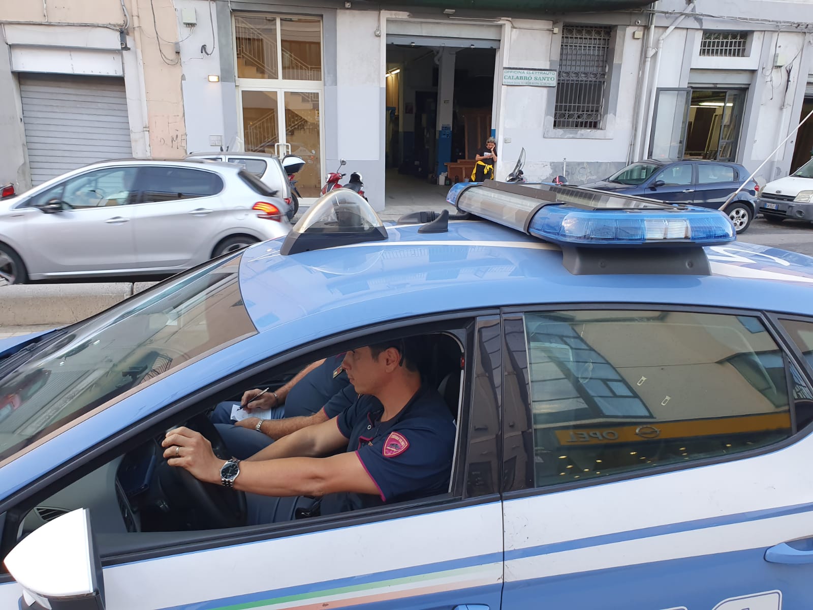 Rubata un'auto nella zona sud: ricercato ladro