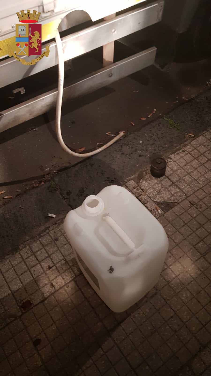 Tentano di rubare del gasolio da un autocarro: scattano due arresti