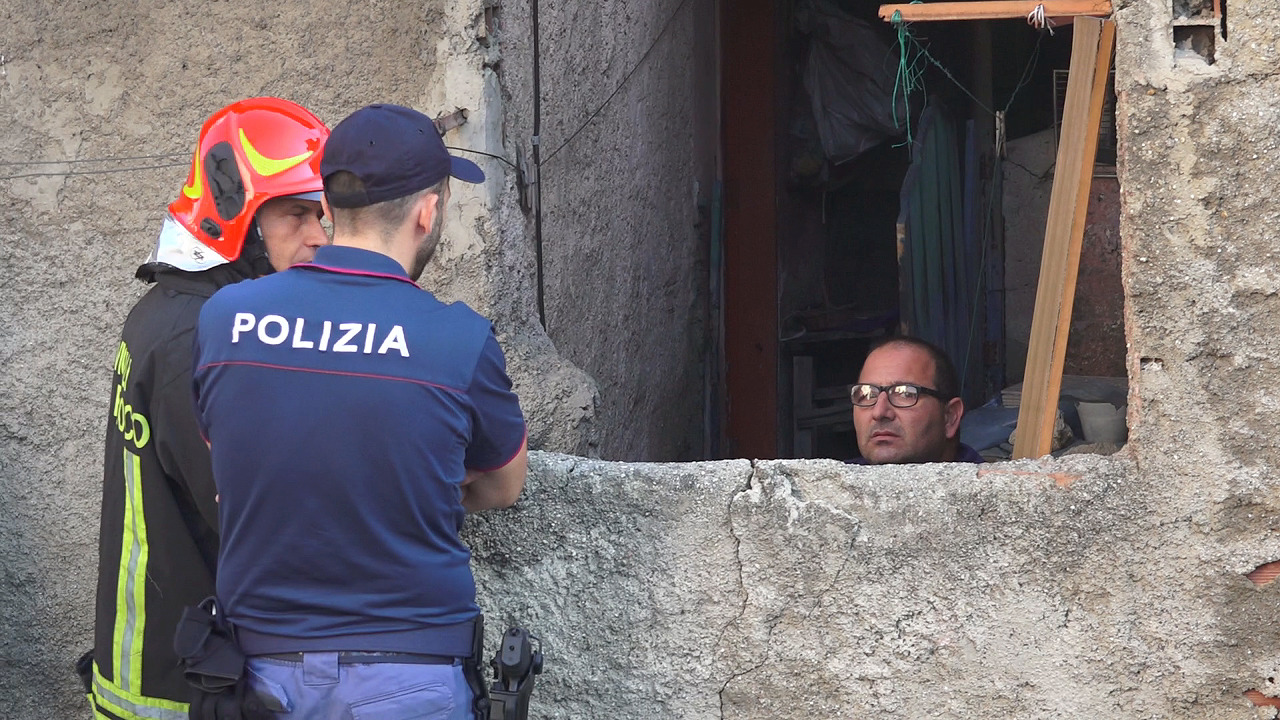 Tenta di farsi saltare in aria con 5 bombole: panico a Camaro San Paolo