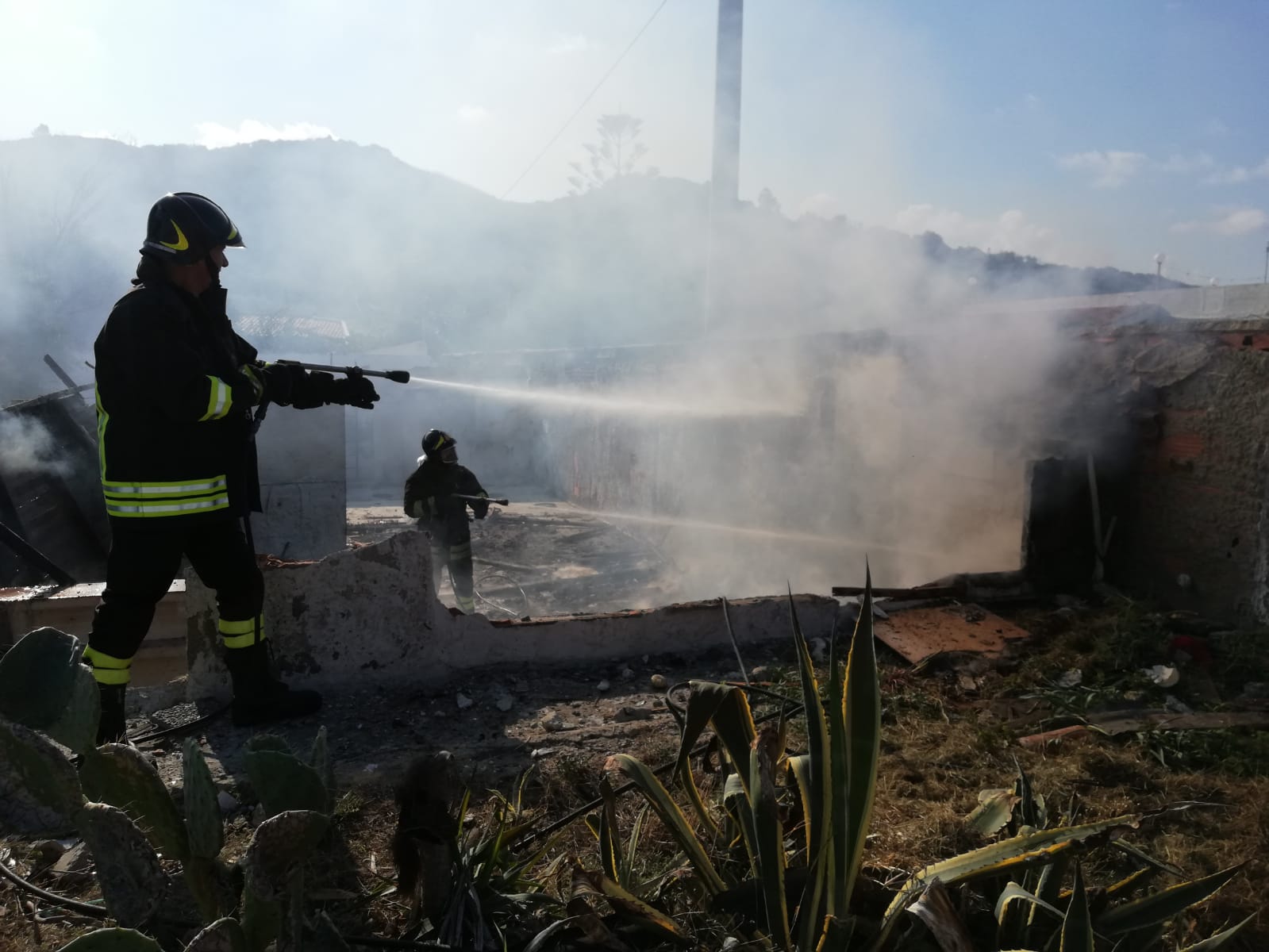 Scoppia l'incendio a Tarantonio: capannoni distrutti dal rogo