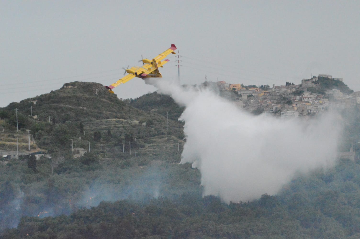 Emergenza incendi, ancora problemi in provincia: ci sono famiglie sfollate