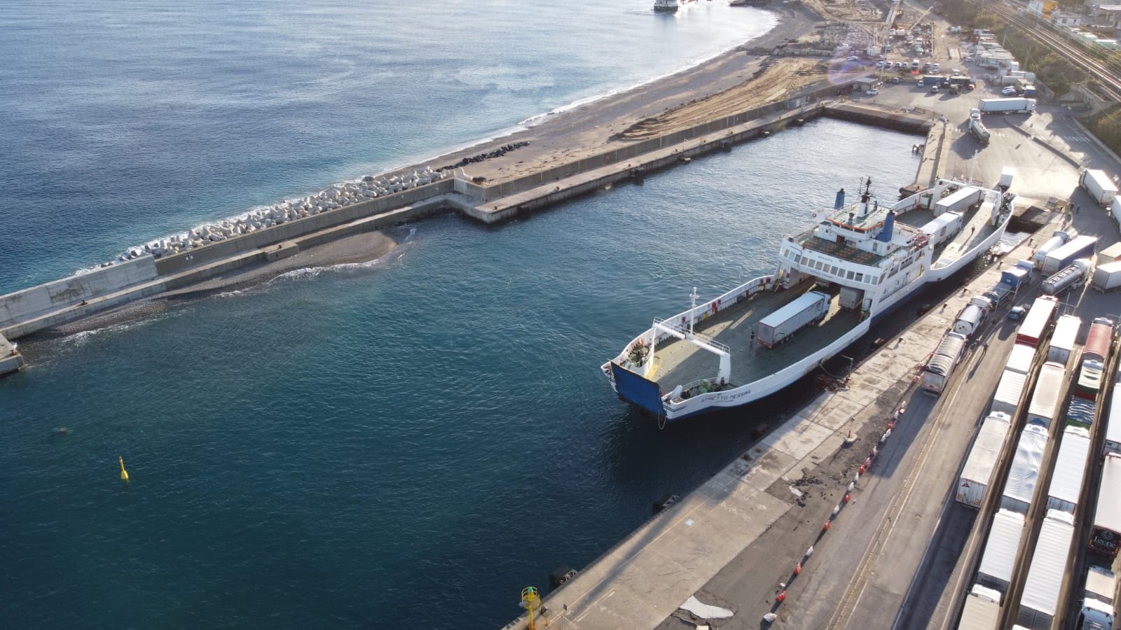 Paura al porto di Tremestieri: uomo finisce col mezzo in mare