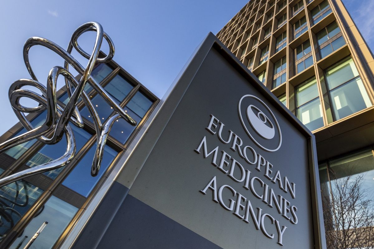 Ema “Vaccino AstraZeneca efficace, benefici superiori a rischi”