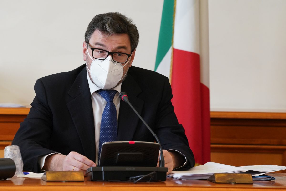 Giorgetti:“Porre le basi per produrre i vaccini in Italia”