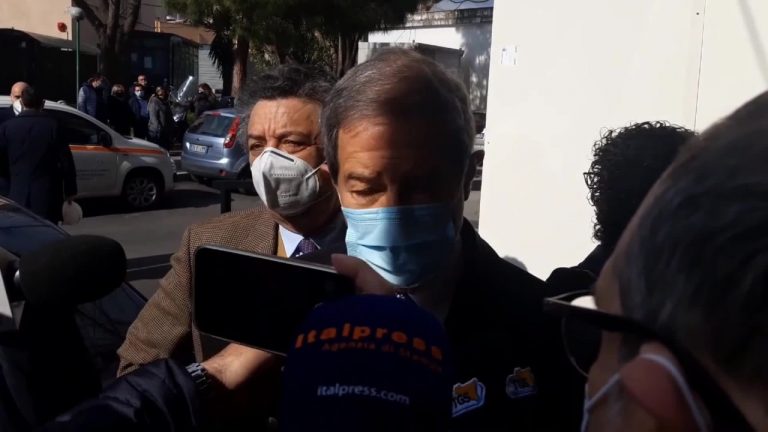 Musumeci “in Sicilia pronti a vaccinare 20 mila persone al giorno”