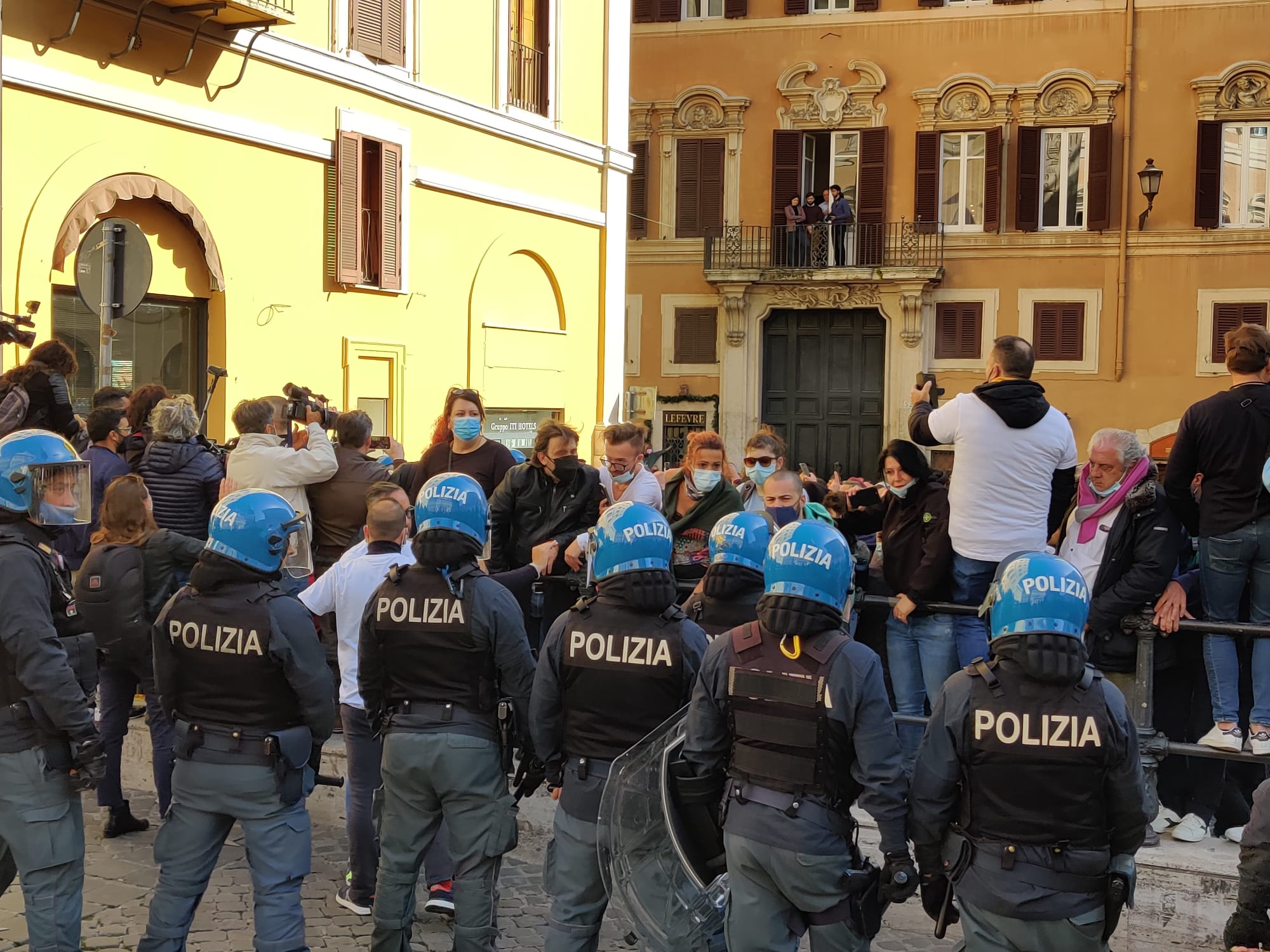 Manifestazione per le riaperture, tensione davanti alla Camera