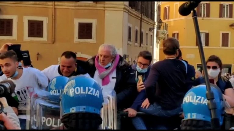 Manifestazione per le riaperture, tensione davanti alla Camera